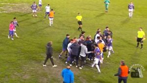 Jugadores de Palencia CF y Palencia Cristo Atlético en conflicto tras el partido.