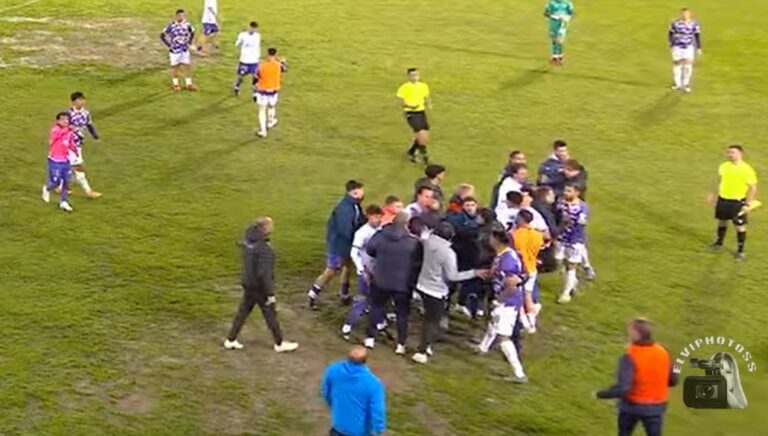 Jugadores de Palencia CF y Palencia Cristo Atlético en conflicto tras el partido.