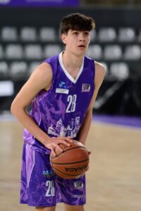 Jugador del CB Palencia en acción durante un partido de baloncesto