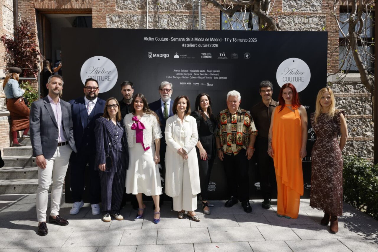 Grupo de diseñadores en el desfile Atelier Couture en Madrid