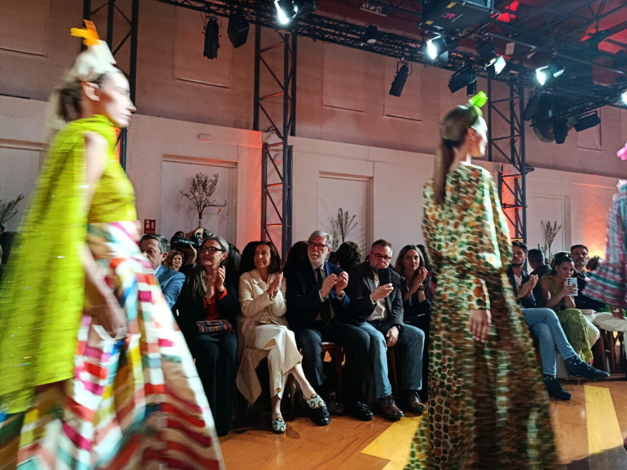 Modelos desfilando en la pasarela de Atelier Couture en Madrid