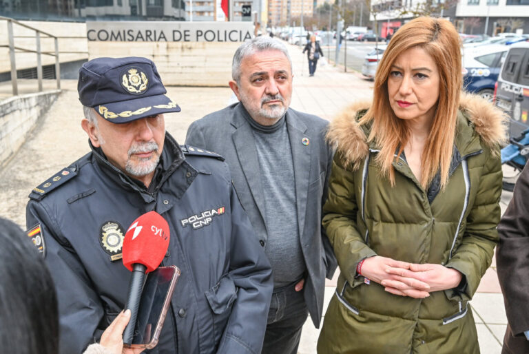 Ricardo Ordóñez / ICAL. El comisario provincial, José Carlos Donoso, acompañado por el subdelegado del Gobierno, Pedro de la Fuente, y la alcaldesa, Aitana Hernando, atienden a los medios a raíz de el suceso en Miranda de Ebro