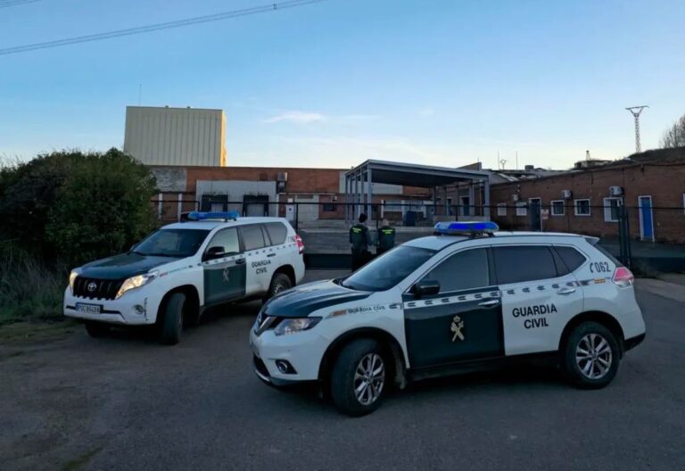 Vehículos de la Guardia Civil en la escena de un robo en una quesería