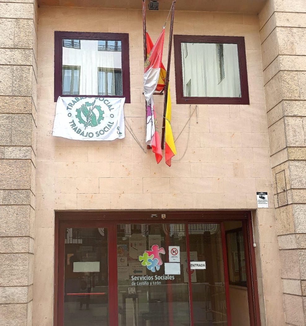 Edificio de Servicios Sociales con bandera de Trabajo Social