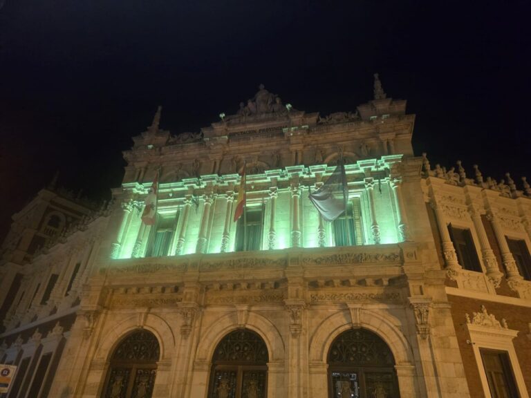 Fachada iluminada de la Diputación de Palencia en color verde