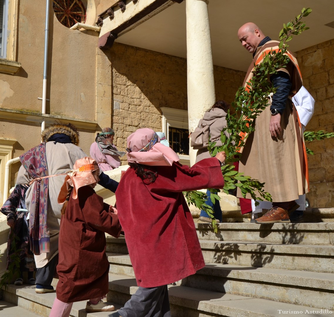 Celebración del Domingo de Ramos en Astudillo con participantes en procesión.