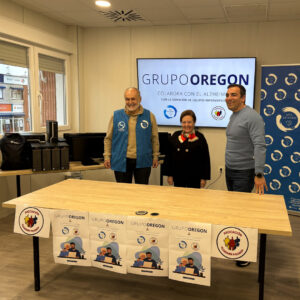 Miembros del Grupo Oregón durante la donación de equipos informáticos