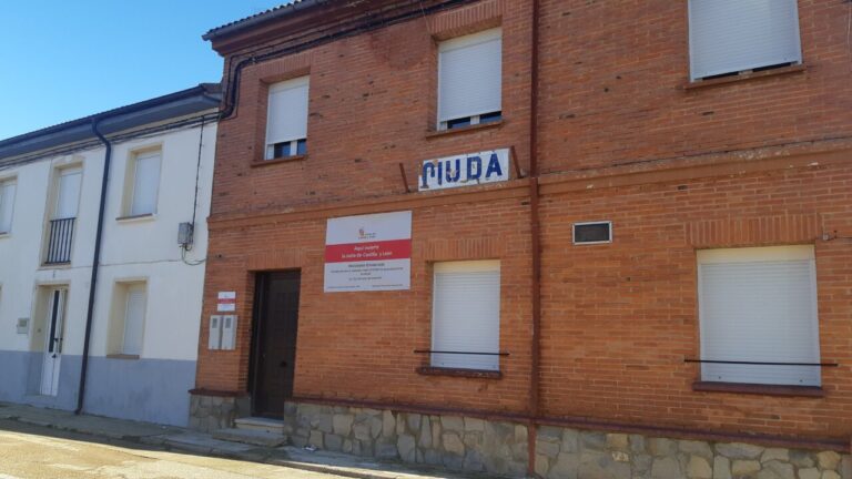 Edificio de ladrillo con letrero de Muda en Palencia