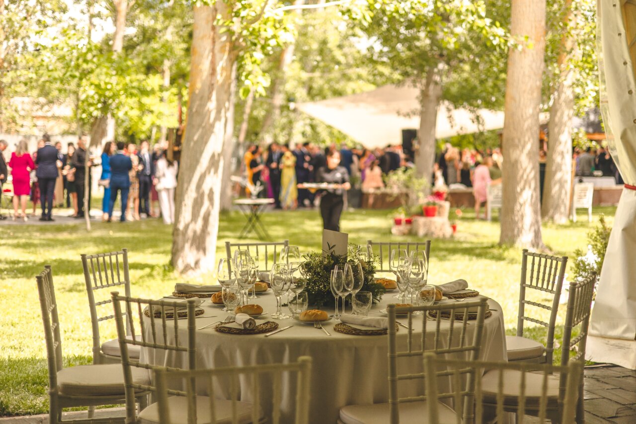 Mesa elegantemente decorada en el Molino de Torquemada durante un evento