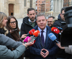 Emiliano García-Page dando una rueda de prensa en Palencia