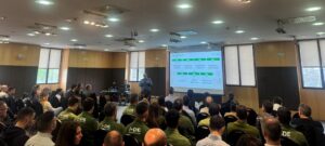 Reunión de empleados de i-DE en Castilla y León discutiendo redes eléctricas