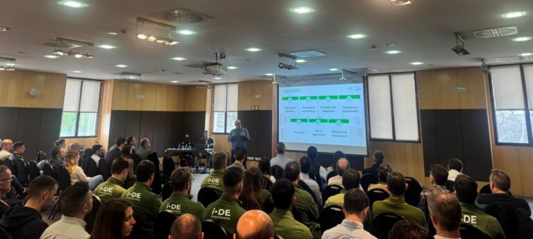 Reunión de empleados de i-DE en Castilla y León discutiendo redes eléctricas