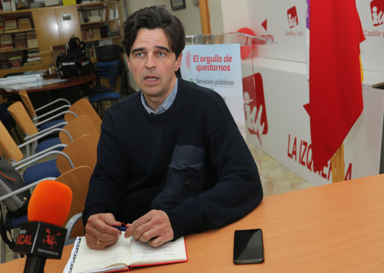 Juan Gascón durante una entrevista en un entorno político