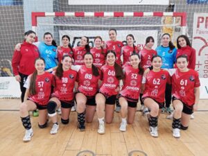 Equipo cadete femenino Odisea en la cancha de balonmano