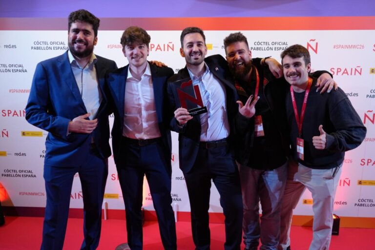 Equipo de Roams celebrando su premio en el Mobile World Congress 2026.