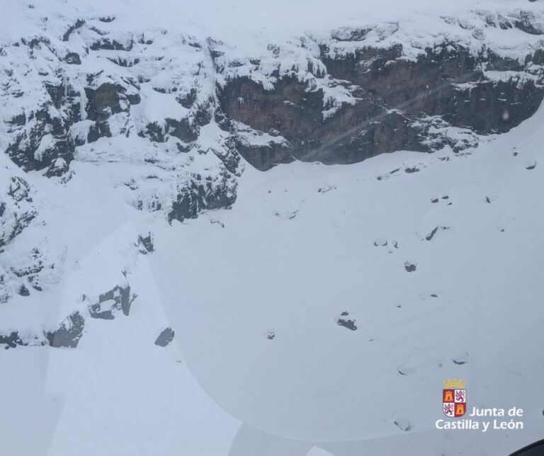 Vista de la cara norte del Pico Curavacas cubierta de nieve