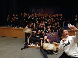 Grupo de bailarines de la Escuela de Danza Smile celebrando su éxito en el campeonato