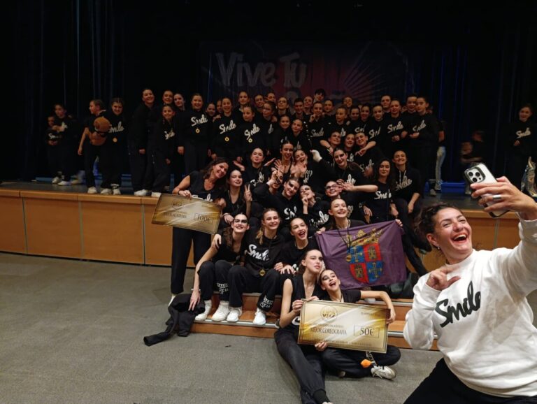 Grupo de bailarines de la Escuela de Danza Smile celebrando su éxito en el campeonato