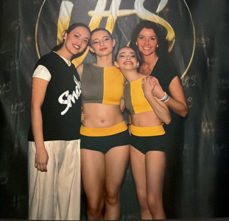 Cuatro bailarinas de la Escuela de Danza Smile posando sonrientes