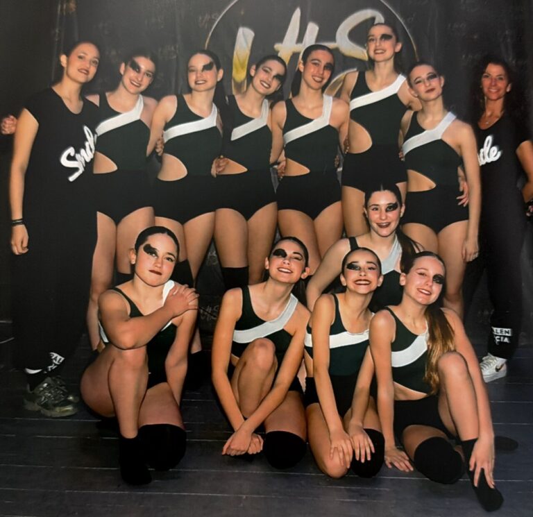 Grupo de bailarines de la Escuela de Danza Smile posando juntos