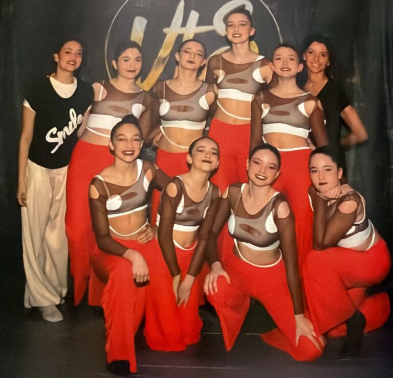 Grupo de bailarines de la Escuela de Danza Smile en una competición