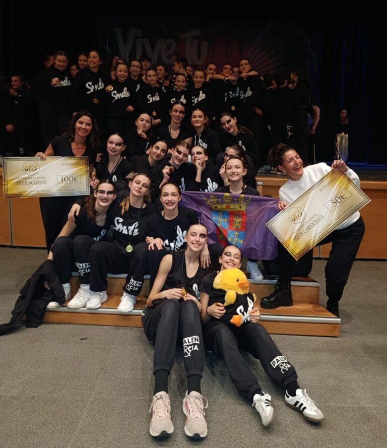 Grupo de bailarines de la Escuela de Danza Smile celebrando premios en Valladolid
