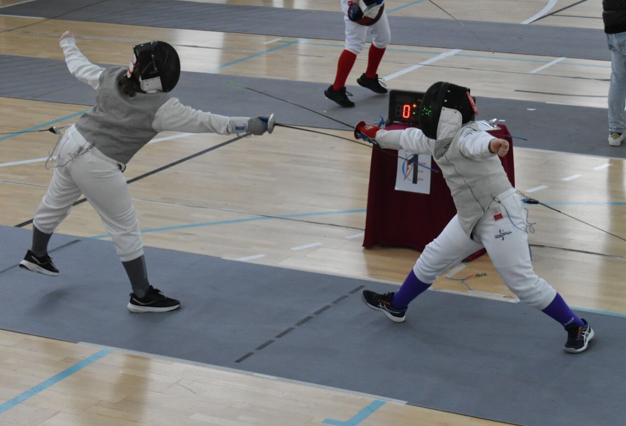 Dos jóvenes esgrimistas compitiendo en un torneo en Palencia
