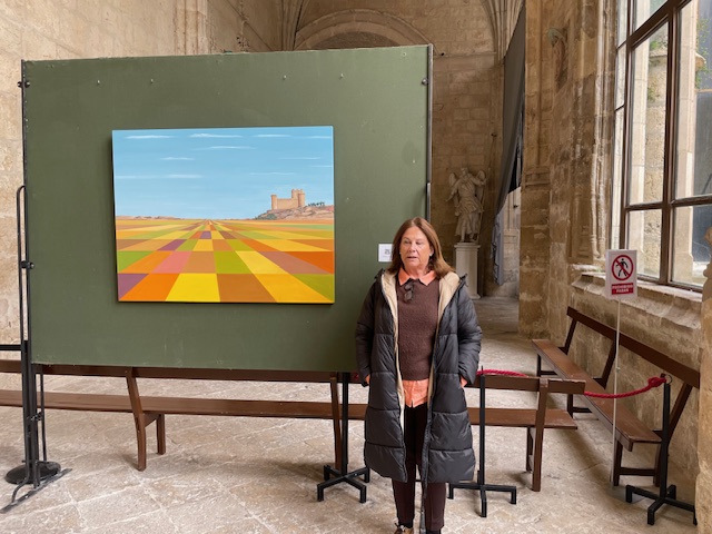 Mujer junto a una pintura en la catedral de Palencia