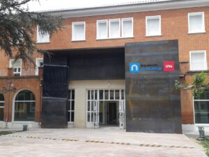 Entrada de la Escuela Universitaria de Enfermería Dr. Dacio Crespo en Palencia