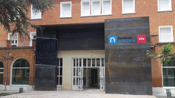 Entrada de la Escuela Universitaria de Enfermería Dr. Dacio Crespo en Palencia