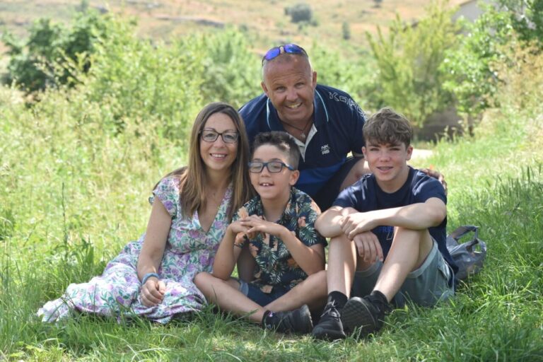 Familia Matías posando en un campo con sonrisas y alegría.