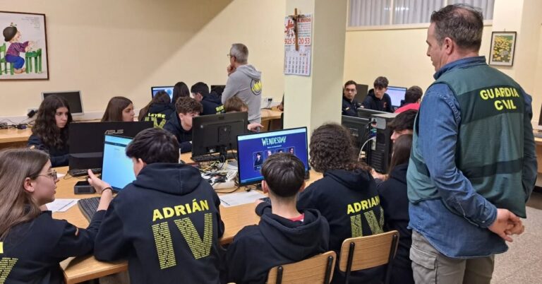 Estudiantes participando en la CIBERLIGA de la Guardia Civil en Palencia