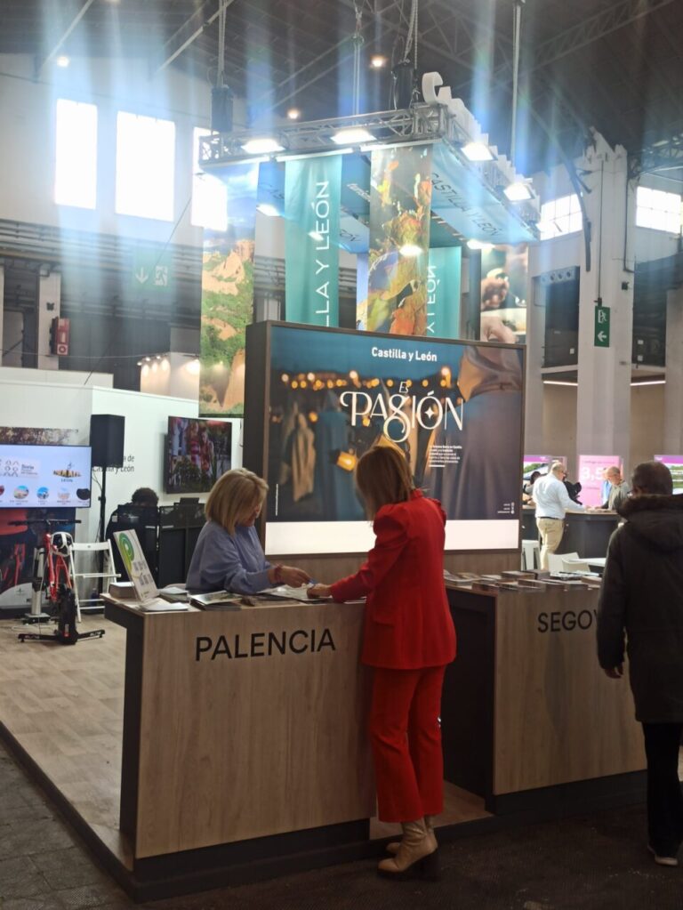 Stand de Palencia en la feria B-Travel de Barcelona con personal atendiendo