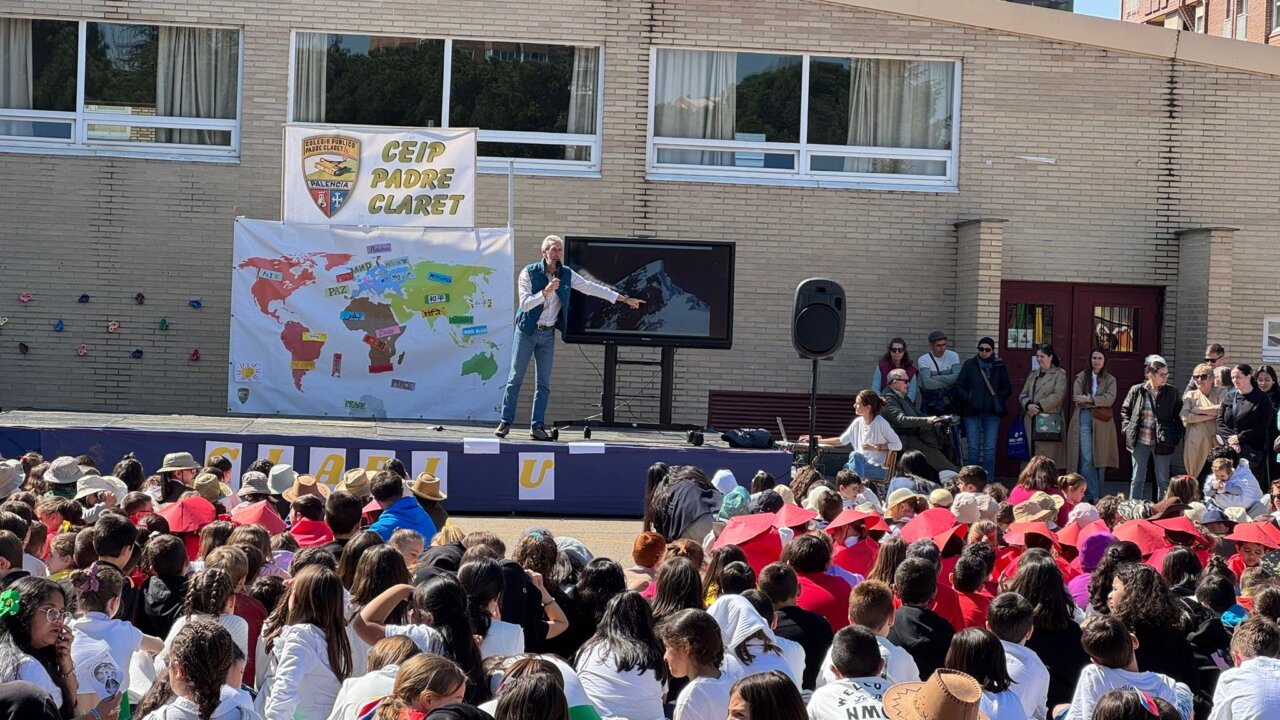 Evento educativo en el Colegio Público Padre Claret con alumnos y un presentador
