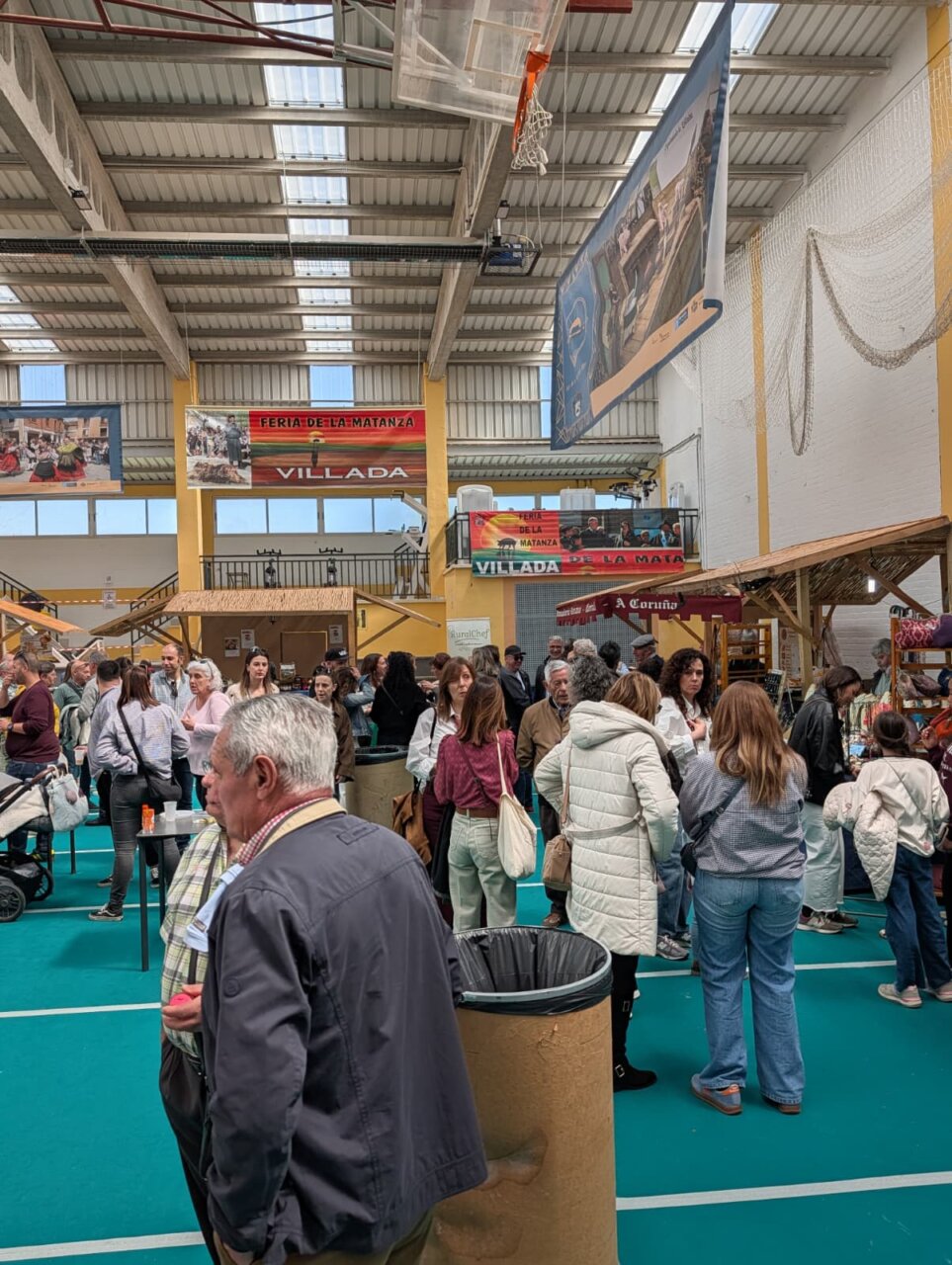 Visitantes disfrutando de la Feria de la Matanza en Villada