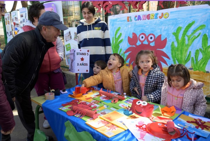 Niños interactuando en un stand de la Feria de Lectura del Colegio Padre Claret