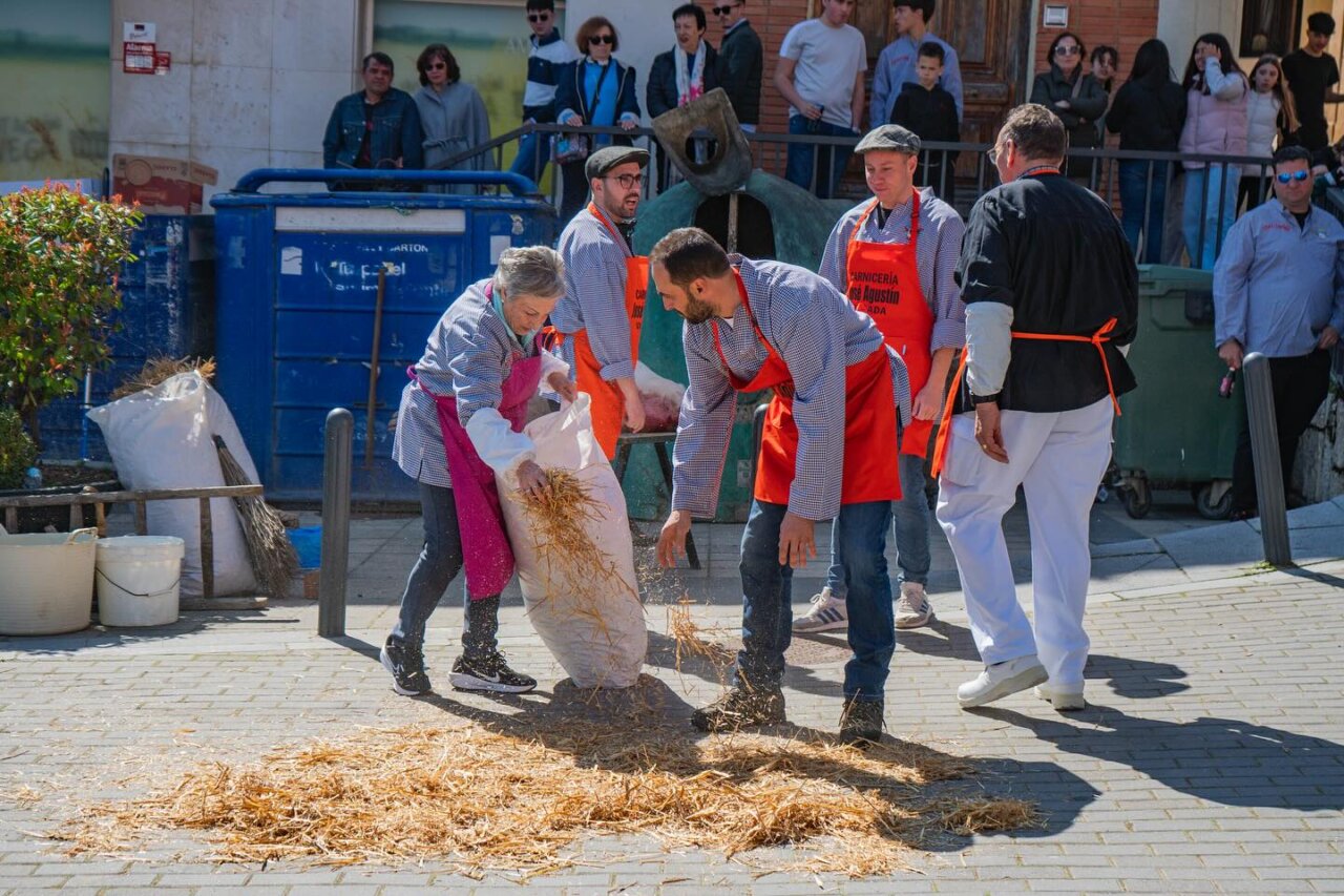 Participantes en la Feria de la Matanza de Villada trabajando juntos.
