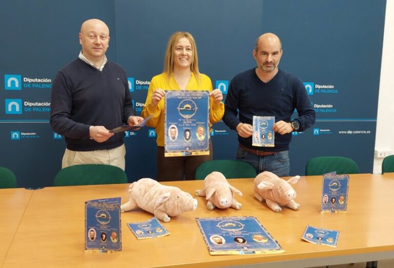 Presentación de la Feria de la Matanza en Villada con carteles y figuras de cerdo