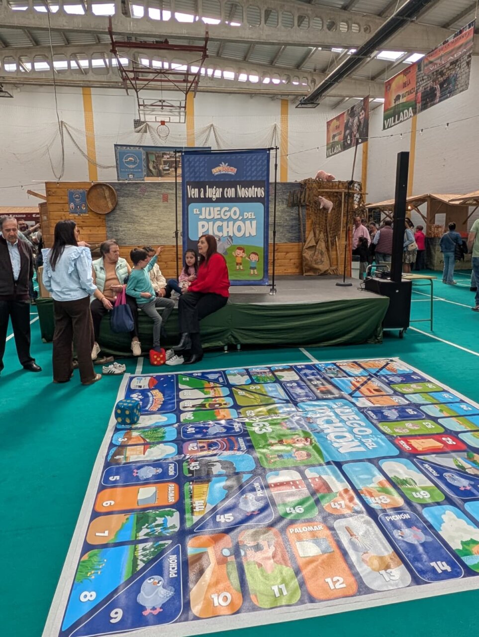 Participantes jugando en el evento El Juego del Pichón en Villada