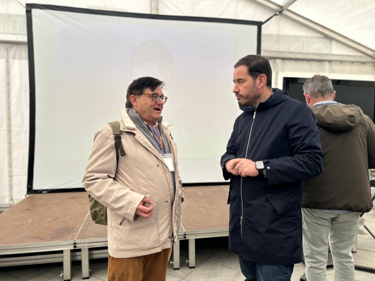 Dos hombres conversando en la Feria de la Trufa de Baltanás