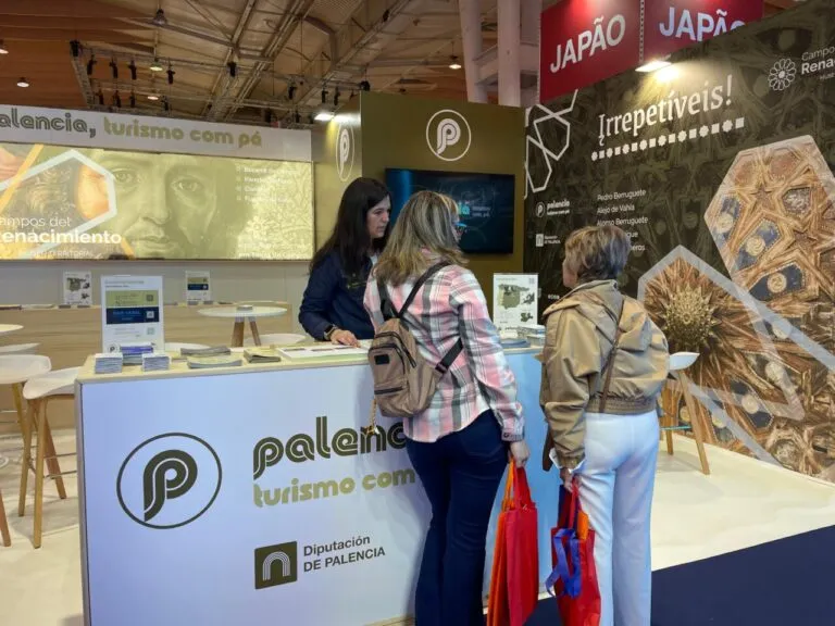 Stand de Palencia Turismo en la feria de Lisboa con visitantes