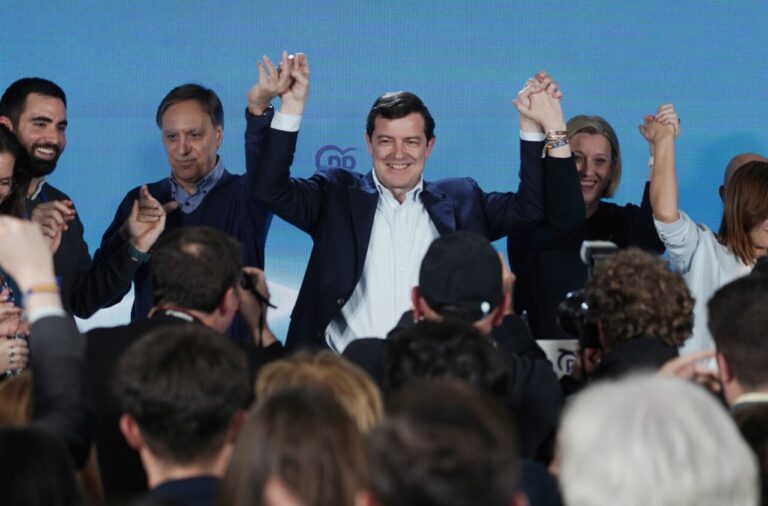 Alfonso Fernández Mañueco celebra su victoria electoral con seguidores