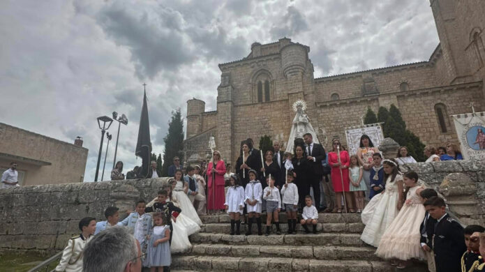 Celebración de las fiestas de la Ascensión en Villamuriel de Cerrato con niños y adultos