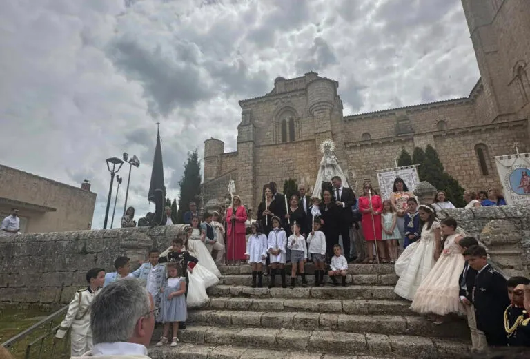 Celebración de las fiestas de la Ascensión en Villamuriel de Cerrato con niños y adultos