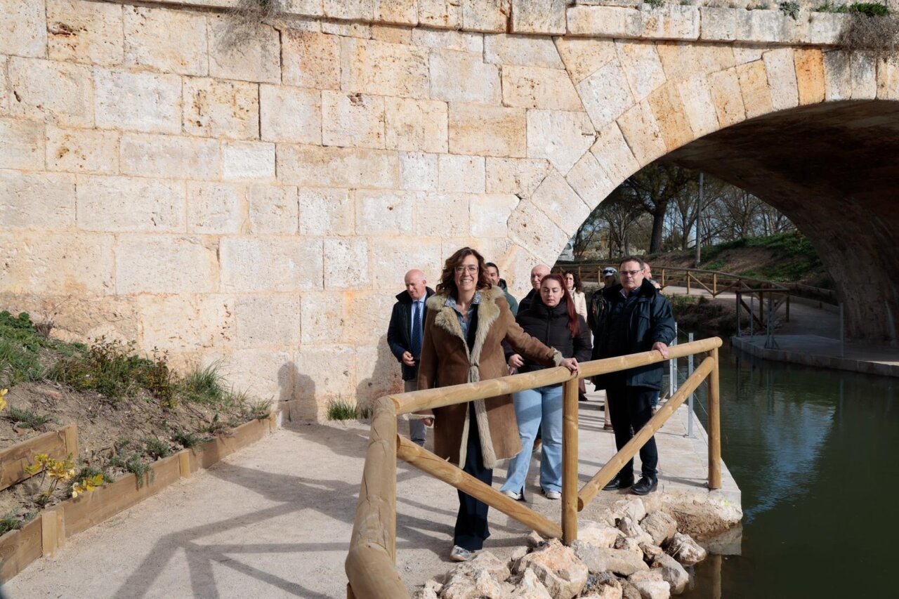 Grupo de personas en el puente de las Arcas en Palencia