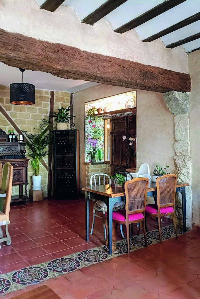 Interior del albergue Finca de la Puebla con decoración acogedora