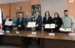 Firma del protocolo de Rehabitare en Villada, Palencia con varios representantes