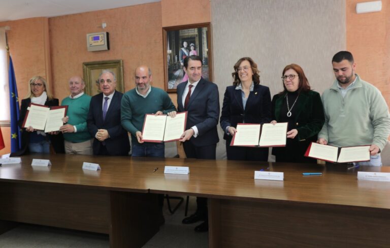 Firma del protocolo de Rehabitare en Villada, Palencia con varios representantes