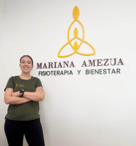 Mariana Amezua en su consulta de fisioterapia y bienestar