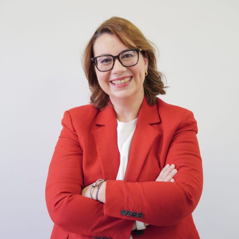 Beatriz Belinchón sonriente en un evento sobre altas capacidades